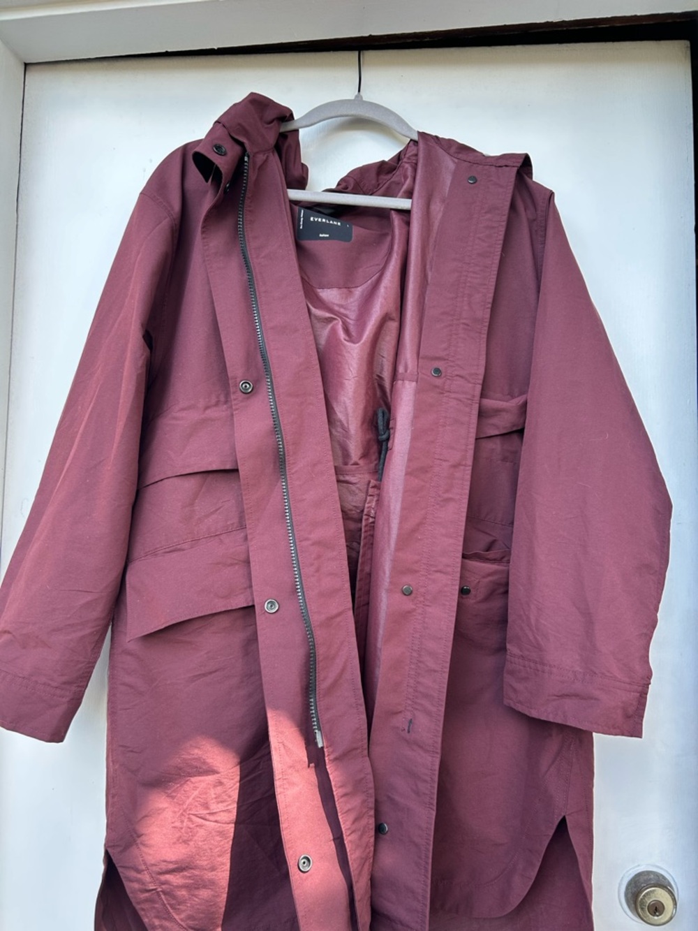 Everlane renew light raincoat in burgundy size L